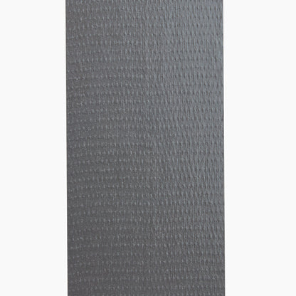 Nahaufnahme einer strukturierten grauen Oberfläche, die dem Scotch® Extremium™ No Residue Hochleistungs-Gewebeklebeband (18,2 m x 48 mm) der 3M Deutschland GmbH ähnelt und ein gitterartiges Muster aus kleinen, gleichmäßig über das Material verteilten Erhebungen zeigt.