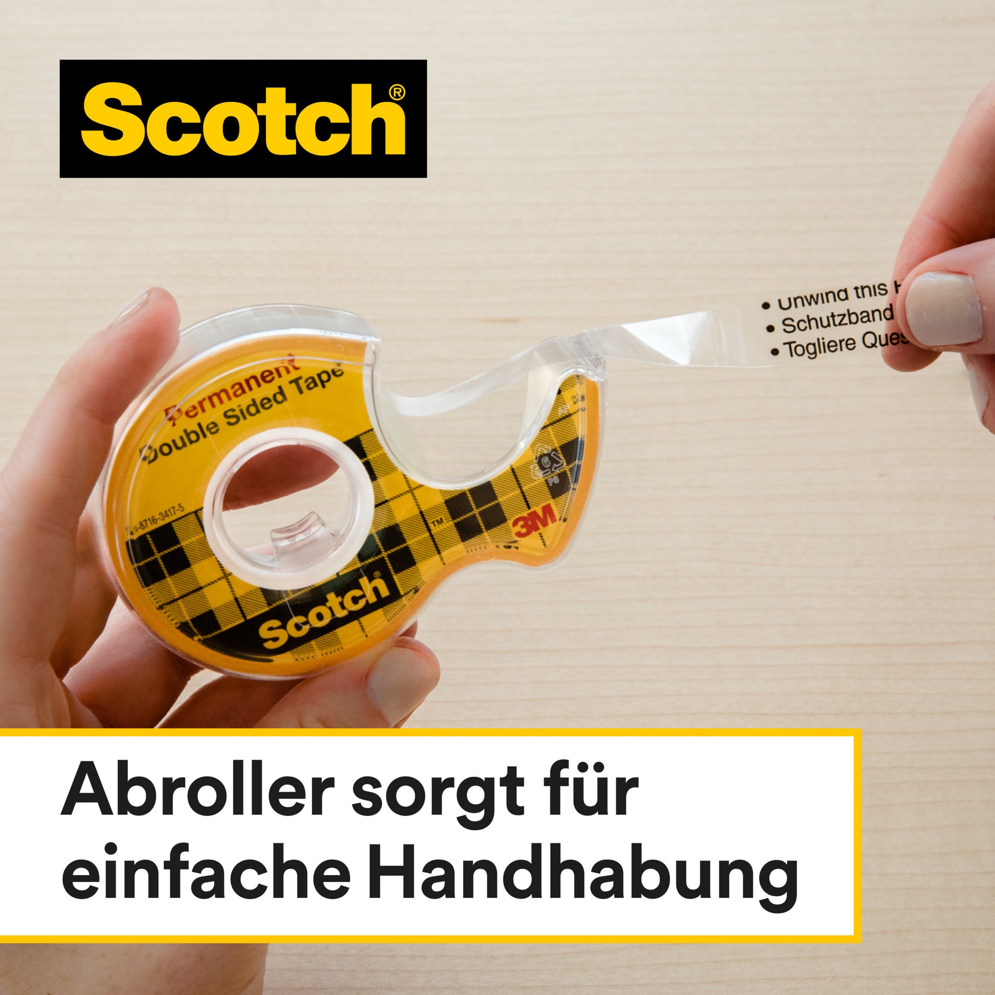 Eine Hand zieht die Schutzfolie vom Scotch® Doppelseitiges Klebeband 136D-MDOEU (12,7 mm x 6,3 m) im Handabroller von 3M Deutschland GmbH ab. Darunter steht auf Deutsch: "Abroller sorgt für einfache Handhabung.