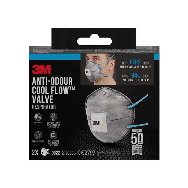 Una scatola nera della maschera antiparticolato 3M™ Cool Flow™ 9922 FFP2, antiodore con valvola, mostra una persona con maschera. La confezione sottolinea protezione FFP2, valvola Cool Flow, efficienza del filtro del 94%, uso di 50 ore e contiene 2 maschere.