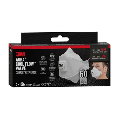 È raffigurata una scatola della maschera antiparticolato 3M™ Aura™ Comfort Cool Flow™ 9332+, FFP3, con valvola di 3M Deutschland GmbH con un'immagine della maschera bianca e del portatore. La scatola contiene 2 maschere e mette in evidenza l'efficienza di filtrazione e il comfort.