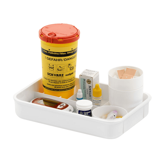 Il kit per la misurazione della glicemia melijekt E della Helmut Schwarz GmbH contiene un astuccio bianco con un contenitore giallo per le lancette, indispensabile per la misurazione della glicemia, nonché un glucometro dotato di dispositivo per lancette. La confezione comprende inoltre un flacone di strisce reattive, piccole scatole con accessori medici, una soluzione per lenti a contatto e un bicchierino di plastica con cerotti adesivi.