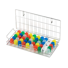 Der melipul Becher-Spülkorb aus Edelstahl in groß von Helmut Schwarz GmbH ist für die hygienische Reinigung konzipiert und bietet Platz für mehrfarbige Reagenzglasdeckel in Rot, Blau, Grün und Gelb. Der aufklappbare Drahtdeckel bleibt für einfachen Zugriff geöffnet, während seitliche Halterungen zusätzlichen Stauraum für weitere Deckel oder sogar Medikamentenbecher bieten und so für Ordnung und Komfort sorgen.