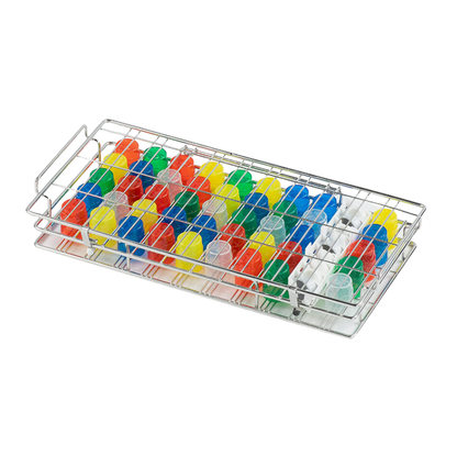 Una struttura in acciaio inossidabile, simile al cestello per lavare bicchieri melipul in acciaio inossidabile grande di Helmut Schwarz GmbH, sostiene file di punte di pipette in plastica luminose in rosso, giallo, verde, blu e bianco. È ideale per l'uso in laboratorio e garantisce una pulizia igienica e dispone di una pratica maniglia su un lato.
