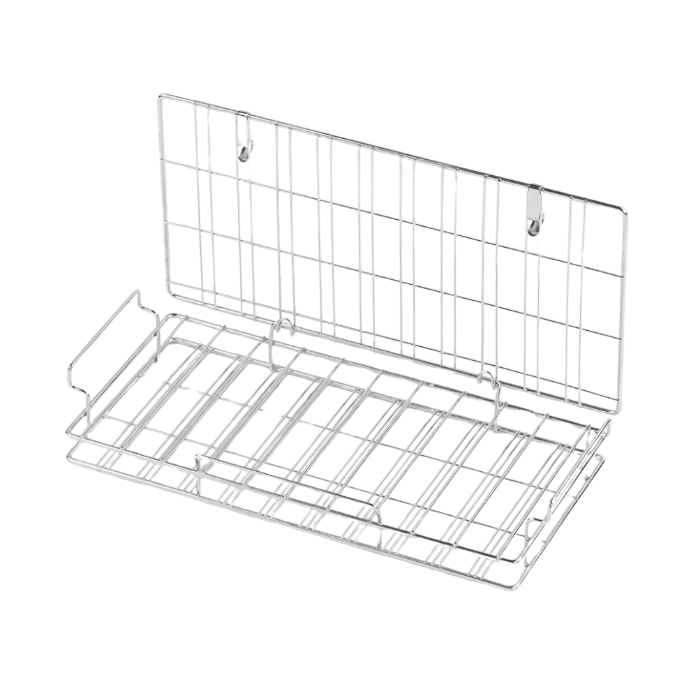 Il cestello per lavare bicchieri Melipul in acciaio inossidabile grande (1 pezzo) di Helmut Schwarz GmbH è uno scaffale di stoccaggio rettangolare in filo metallico con design a griglia, perfetto per la pulizia igienica. Dispone di ganci per il montaggio a parete e ha una base piatta, rendendolo ideale per organizzare il cestello per lavare bicchieri in acciaio inossidabile. Lo scaffale è presentato su uno sfondo bianco semplice.