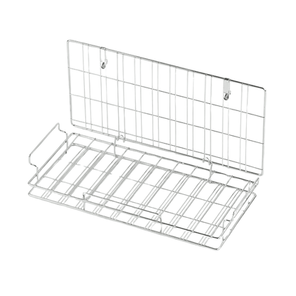 Il cestello per lavare bicchieri Melipul in acciaio inossidabile grande (1 pezzo) di Helmut Schwarz GmbH è uno scaffale di stoccaggio rettangolare in filo metallico con design a griglia, perfetto per la pulizia igienica. Dispone di ganci per il montaggio a parete e ha una base piatta, rendendolo ideale per organizzare il cestello per lavare bicchieri in acciaio inossidabile. Lo scaffale è presentato su uno sfondo bianco semplice.