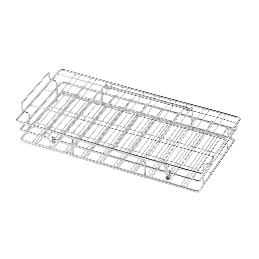 Presentiamo il cestello per lavare bicchieri Melipul in acciaio inossidabile grande di Helmut Schwarz GmbH, un accessorio elegante e durevole per ogni cucina. Questa struttura in metallo elegante dispone di diverse gambe di supporto, rendendola perfetta per posizionare prodotti da forno o altri alimenti che devono essere raffreddati in modo efficiente. La sua forma rettangolare e il motivo a griglia garantiscono una circolazione ottimale dell'aria e si integrano perfettamente nella tua cucina.
