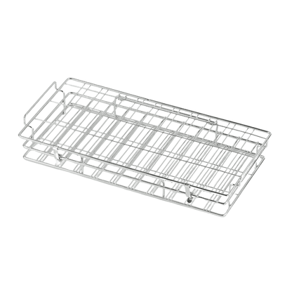 Presentiamo il cestello per lavare bicchieri Melipul in acciaio inossidabile grande di Helmut Schwarz GmbH, un accessorio elegante e durevole per ogni cucina. Questa struttura in metallo elegante dispone di diverse gambe di supporto, rendendola perfetta per posizionare prodotti da forno o altri alimenti che devono essere raffreddati in modo efficiente. La sua forma rettangolare e il motivo a griglia garantiscono una circolazione ottimale dell'aria e si integrano perfettamente nella tua cucina.