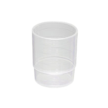 Il bicchiere per farmaci riutilizzabile melipul della Helmut Schwarz GmbH è un bicchiere di plastica trasparente impilabile con capacità di 25 ml, realizzato in polipropilene (PP) con marcature di misurazione precise e perfetto per l'uso versatile in cucina - tutto su uno sfondo bianco semplice.