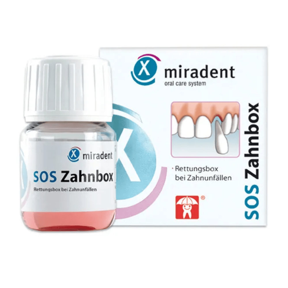 L'immagine mostra un prodotto della Holthaus Medical GmbH & Co. KG chiamato „miradent SOS Zahnbox | Confezione (1 pezzo)“, sviluppato per le emergenze dentistiche. La confezione è composta da un piccolo contenitore con coperchio bianco e una scatola etichettata su cui è visibile un'immagine di denti e viene evidenziato l'uso in caso di incidenti dentali. La soluzione nutritiva protegge i denti fino a 48 ore.