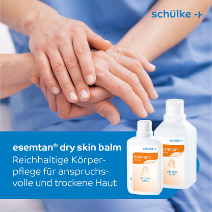 Una persona in abbigliamento blu applica Schülke esemtan® dry skin balm, Balsamo per la cura del corpo - 500 ml | Bottiglia (500 ml) di Schülke & Mayr GmbH sulle sue mani. L'immagine mostra nell'angolo in basso a destra due bottiglie del prodotto, accompagnate da un testo in lingua tedesca che descrive il balsamo per la cura del corpo come una cura ricca per la pelle esigente e secca.
