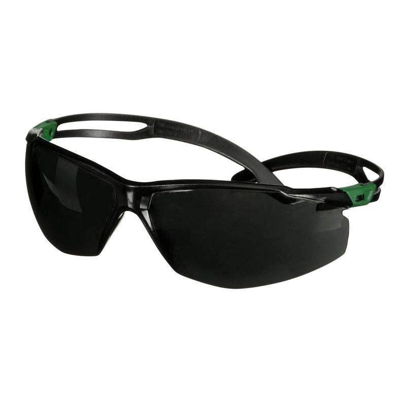 Occhiali di sicurezza 3M™ SecureFit™ 500, aste verdi/nere, rivestimento antigraffio+ (K), livello di protezione delle lenti grigie IR 5.0, SF550ASP-GRN-EU, 20 per confezione | Confezione (1 pezzo)